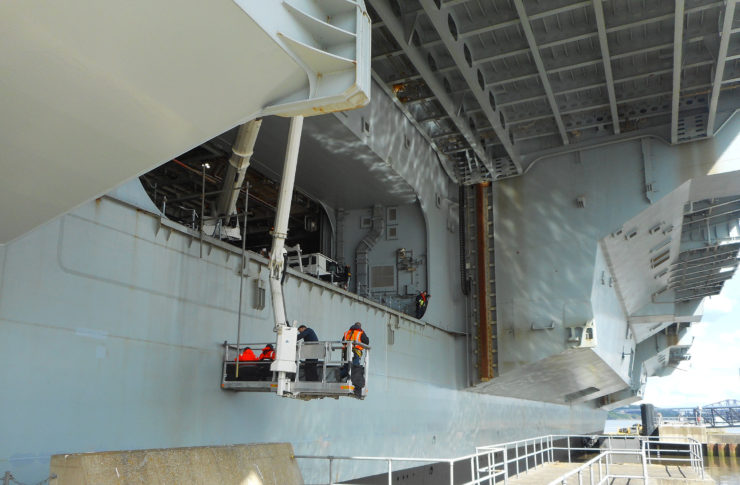 PTSG assists in manoeuvring HMS Queen Elizabeth